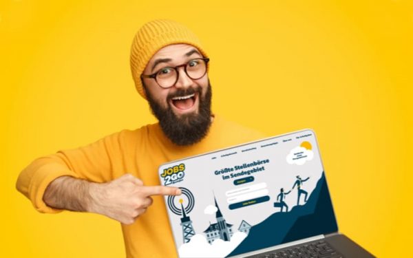 Mann vor gelbem Hintergrund zeigt auf Website