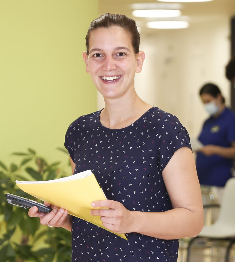 Lächelnde Mitarbeiterin aus dem Pflegezentrum Süssbach